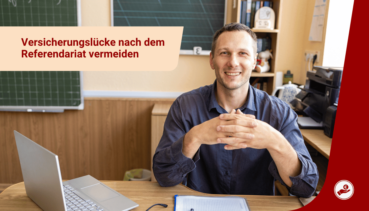 Lehrkraft sitzt im Klassenzimmer zum Thema Versicherungslücke nach dem Referendariat vermeiden.