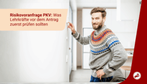 Lehrkraft steht in einem hellen Raum zum Thema Risikovoranfrage PKV vor dem Antrag.